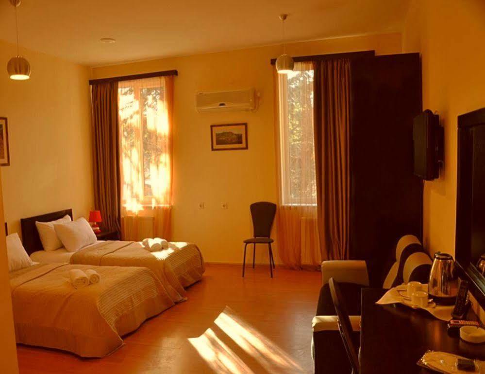 Gold Star Hotel Tbilisi Buitenkant foto